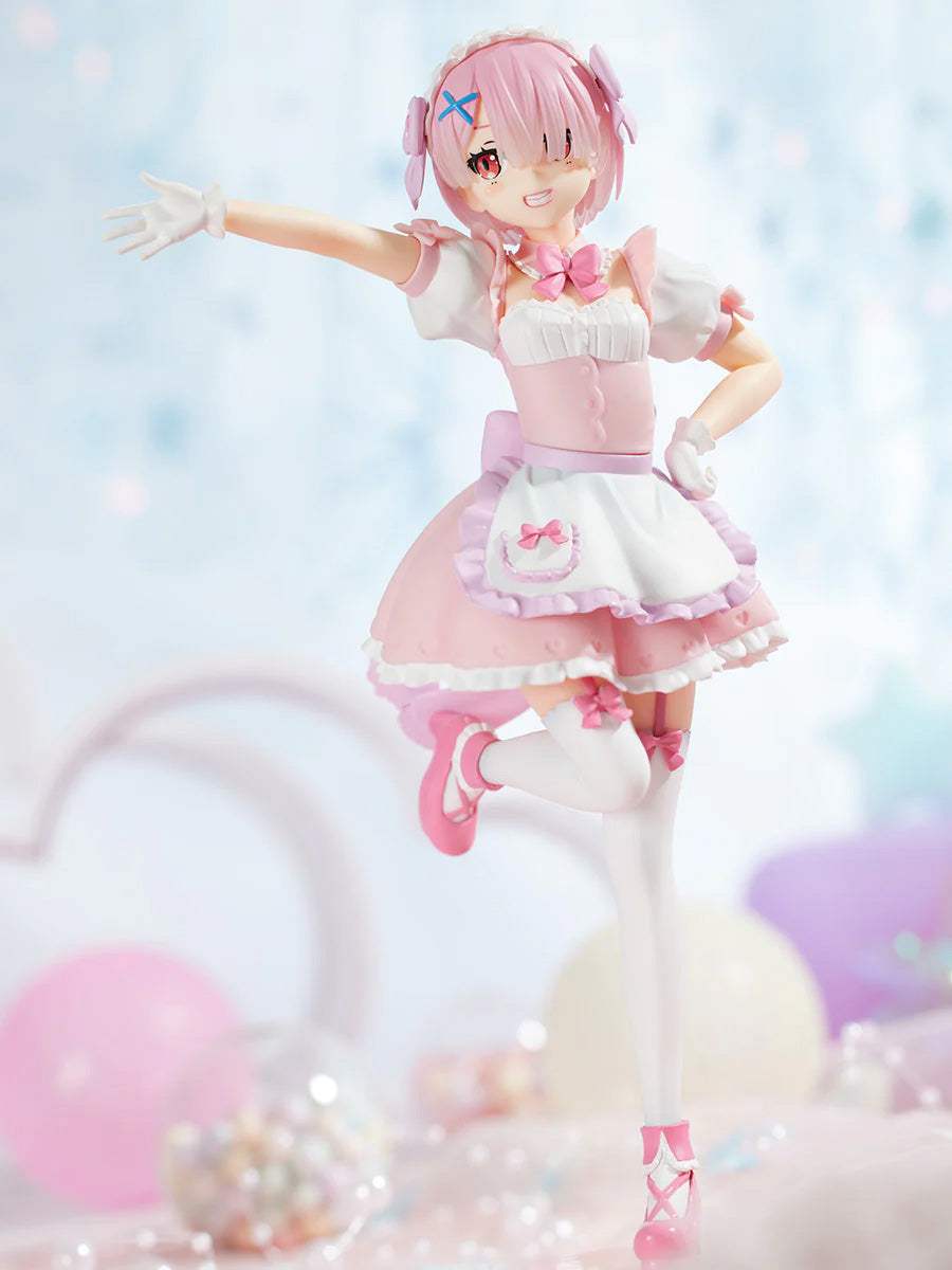 Vue 3/4 avant en plan d'ensemble de la figurine de Ram de Re:Zero - Starting Life in Another World en tenue de maid, effectuant une pose élégante.