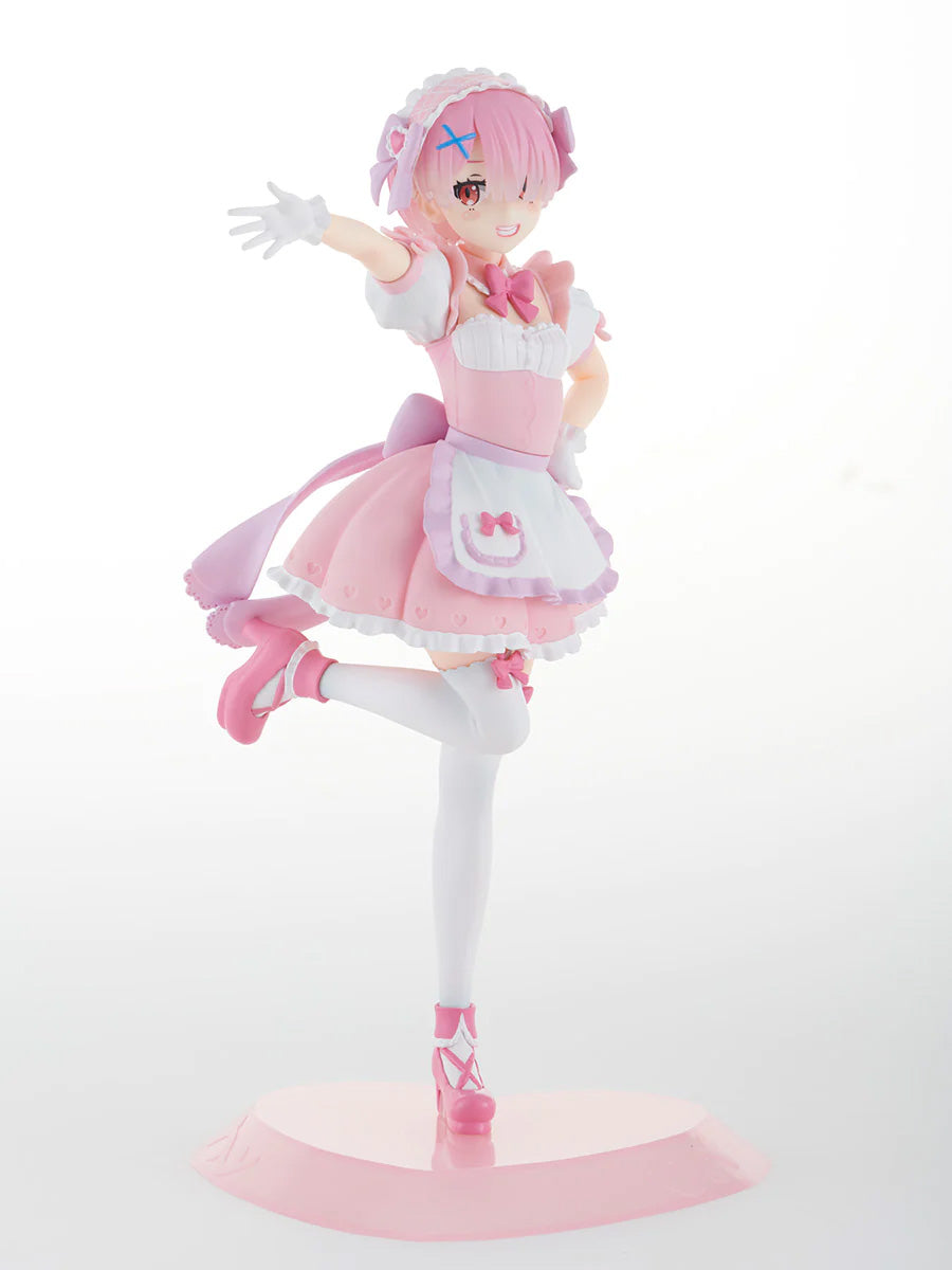 Vue 3/4 avant en plan d'ensemble de la figurine Yumekawa Maid de Ram de Re:Zero - Starting Life in Another World se tenant sur une jambe.