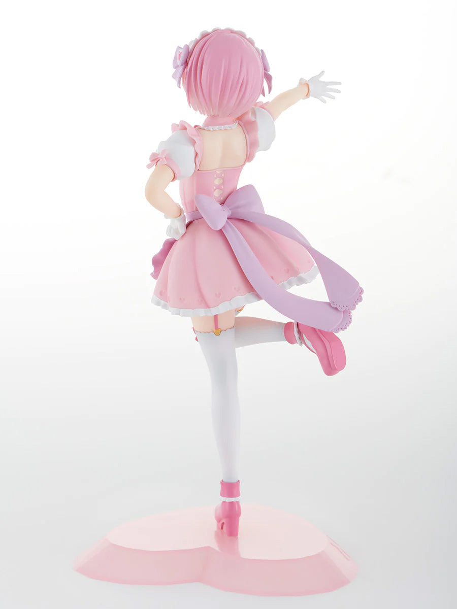 Vue 3/4 arrière en plan d'ensemble de la figurine de Ram de Re:Zero - Starting Life in Another World posant avec assurance.