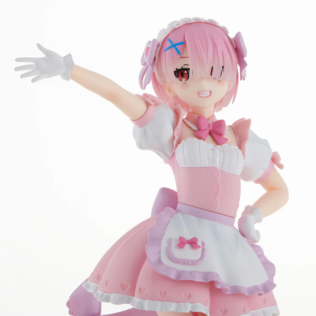 Vue 3/4 avant en plan moyen de la figurine de Ram Yumekawa Maid de Re:Zero - Starting Life in Another World avec un bras tendu et l'autre main sur la hanche.