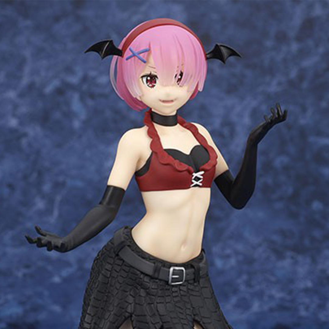 Vue 3/4 avant en plan moyen de la figurine de Ram de Re:Zero - Starting Life in Another World les bras ouverts.