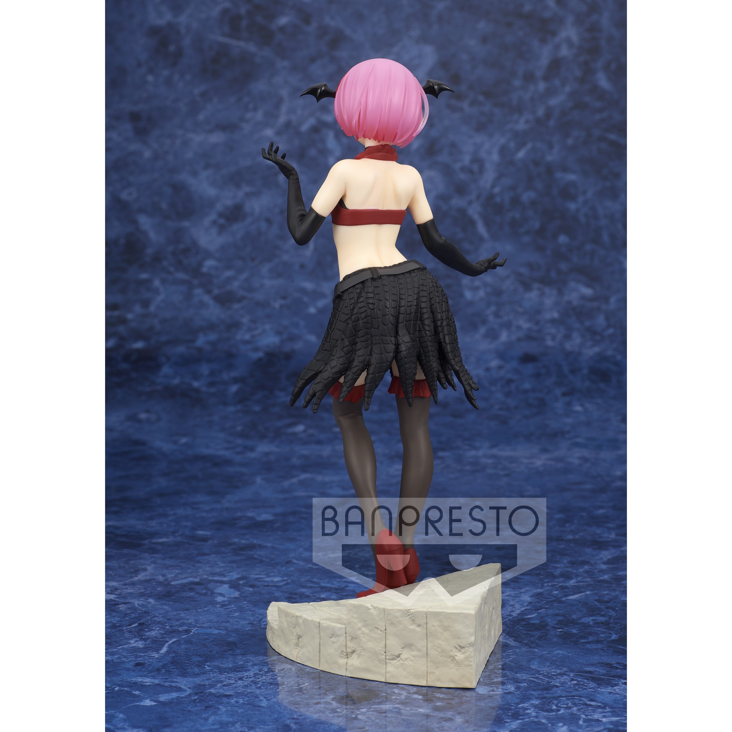 Vue 3/4 arrière en plan d'ensemble de la figurine de Ram de Re:Zero - Starting Life in Another World se tenant prête.
