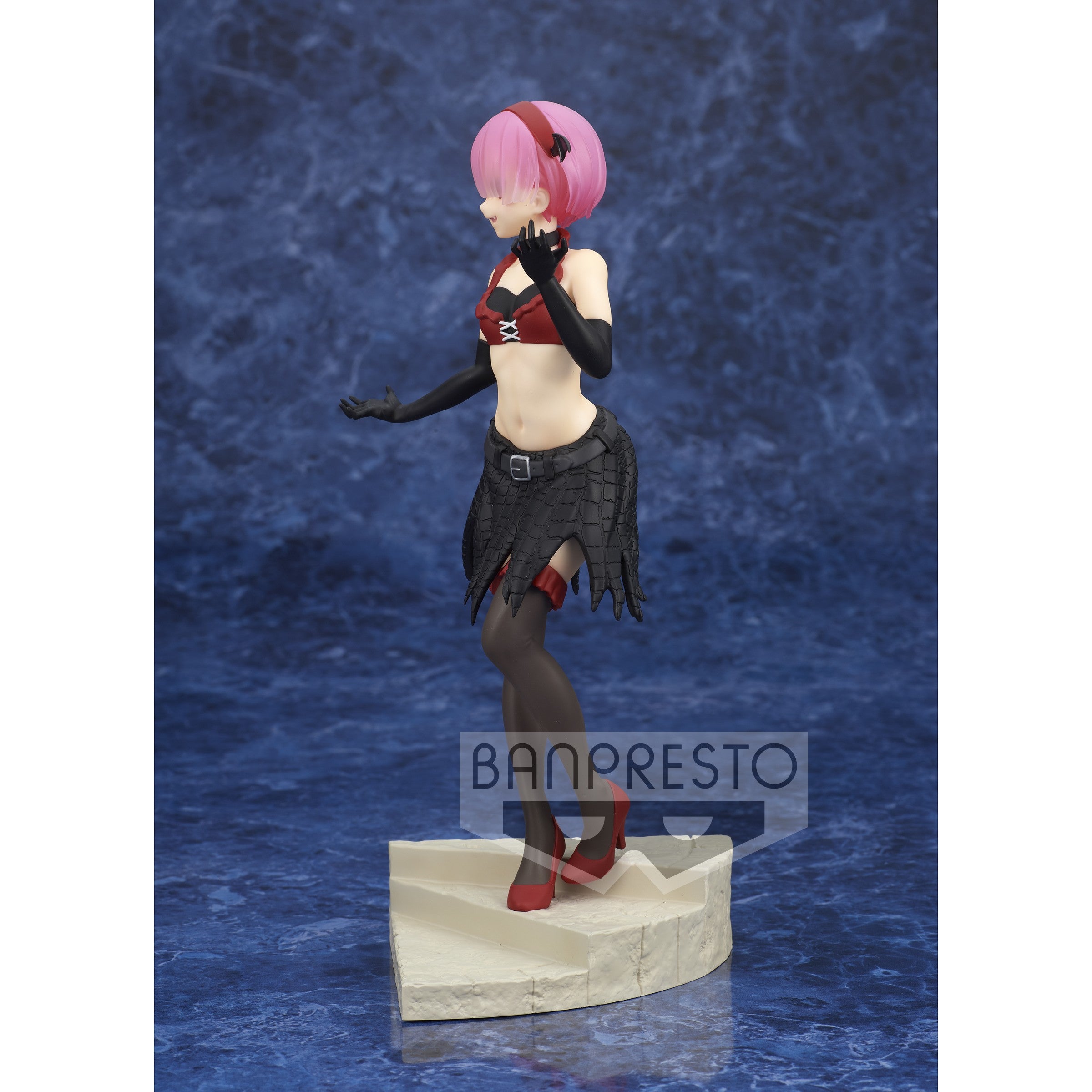 Vue latérale en plan d'ensemble de la figurine de Ram de Re:Zero - Starting Life in Another World.