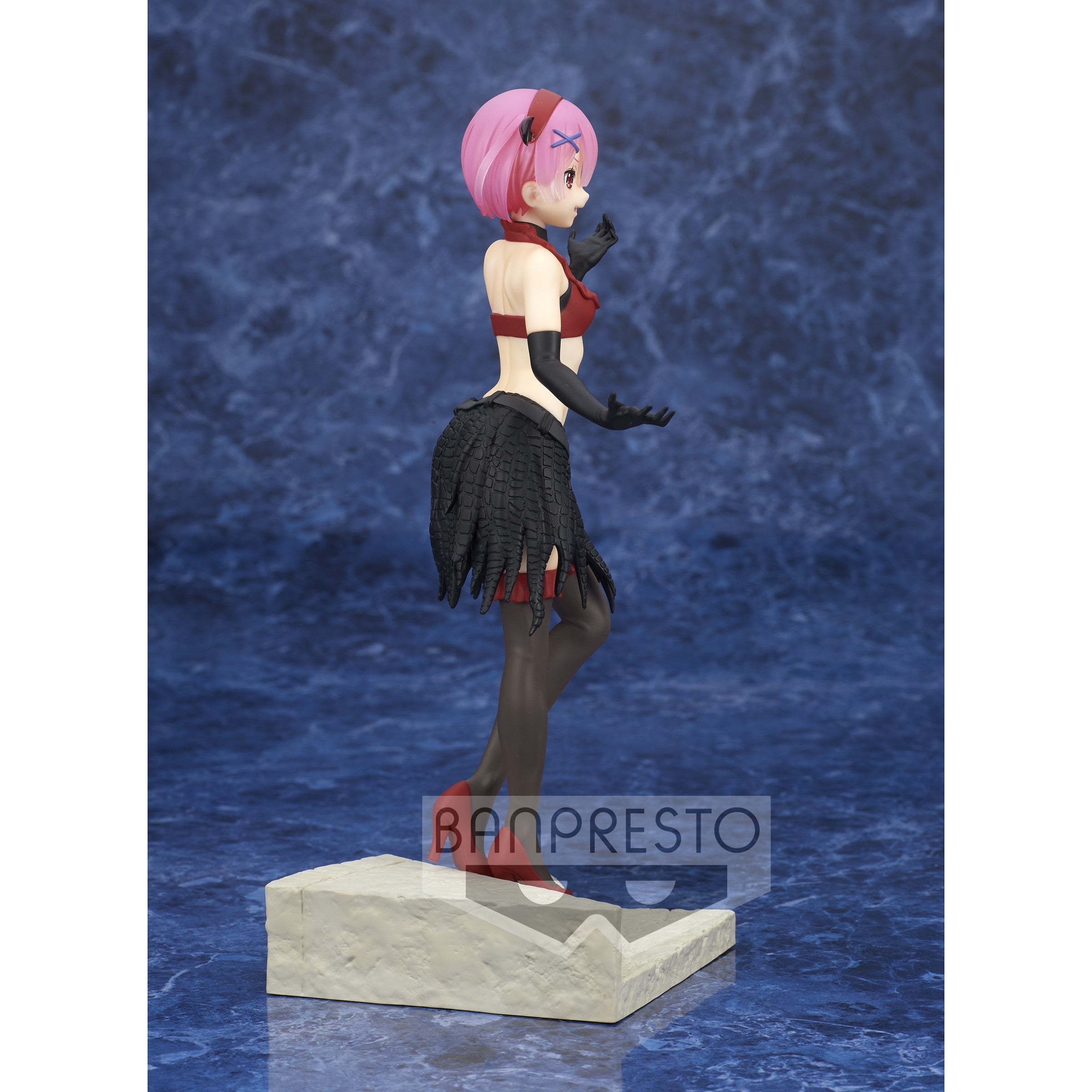 Vue latérale en plan d'ensemble de la figurine de Ram de Re:Zero - Starting Life in Another World effectuant un geste de la main.