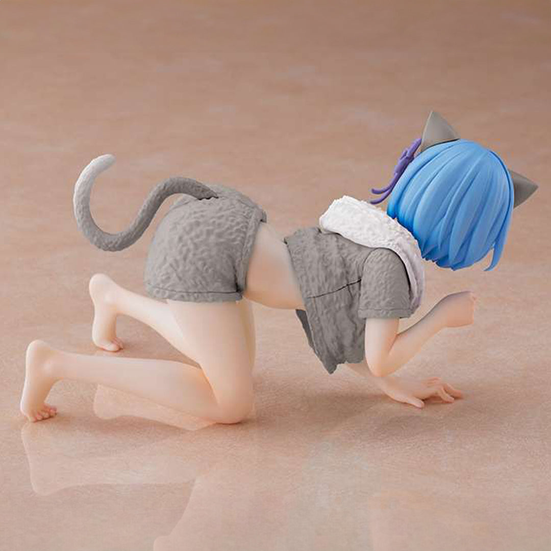 Vue 3/4 arrière en plan d'ensemble de la figurine de Rem de Re:Zero à genoux.