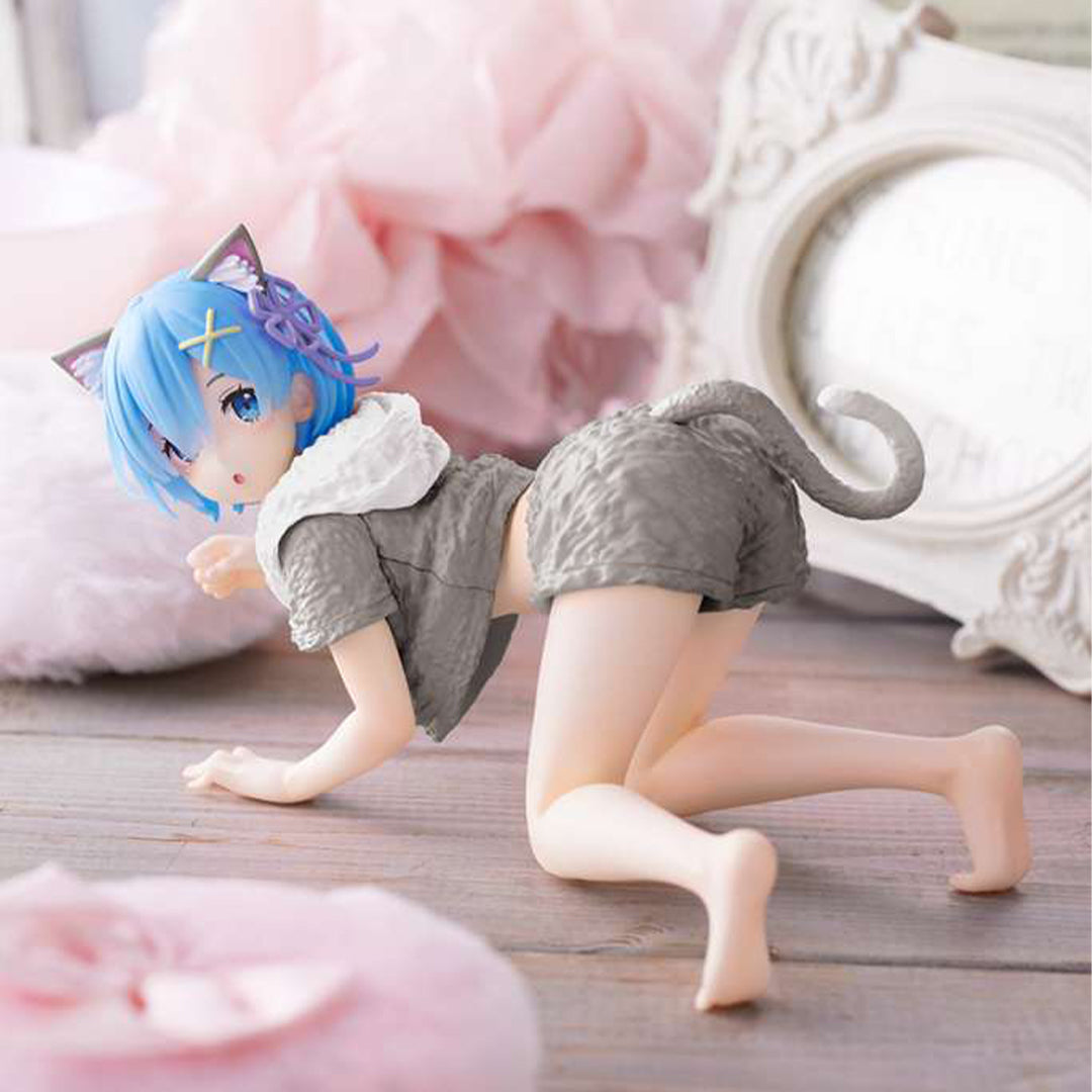 Vue 3/4 avant en plan d'ensemble de la figurine de Rem de Re:Zero - Starting Life in Another World à quatre pattes.