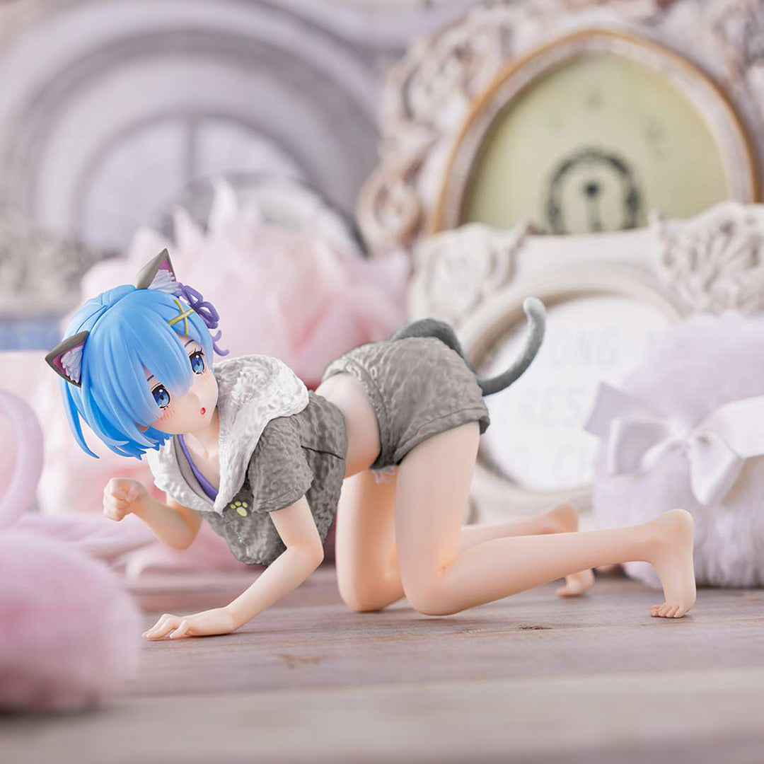 Vue 3/4 avant en plan d'ensemble de la figurine de Rem de Re:Zero - Starting Life in Another World rampant à quatre pattes.
