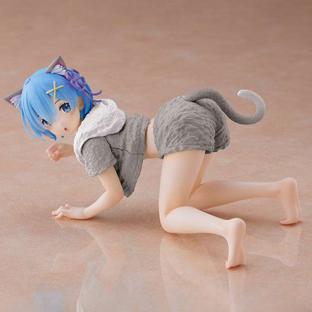 Vue 3/4 avant en plan d'ensemble de la figurine de Rem de Re:Zero - Starting Life in Another World à quatre pattes.