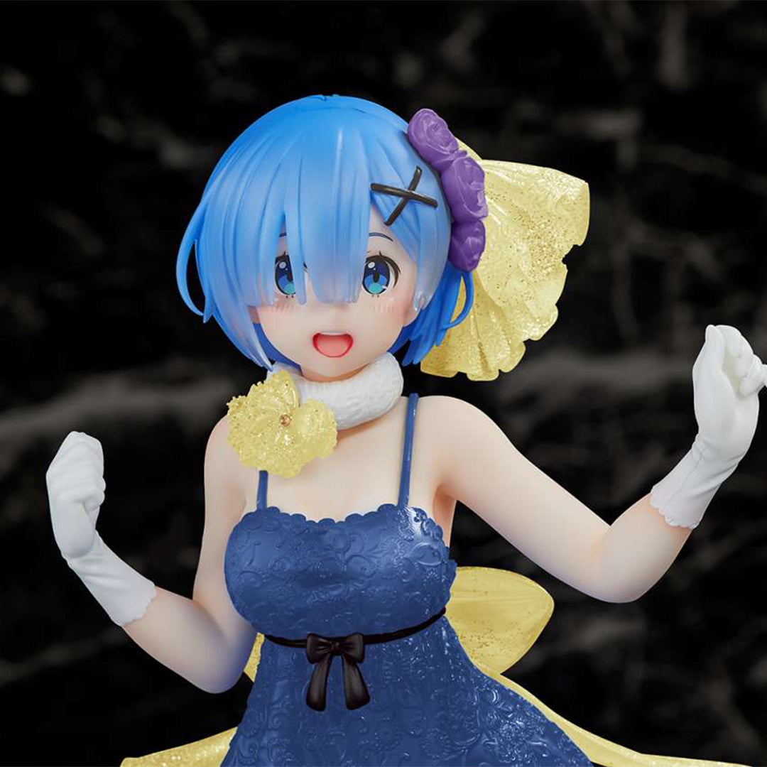 Vue de face en plan moyen de la figurine de Rem de Re:Zero - Starting Life in Another World les bras levés.