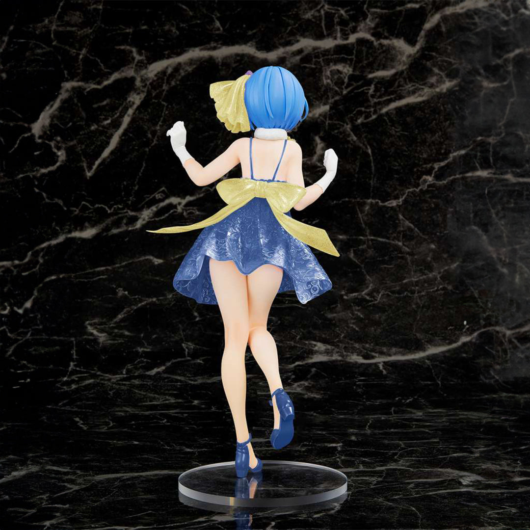 Vue de dos en plan d'ensemble de la figurine de Rem de Re:Zero - Starting Life in Another World.