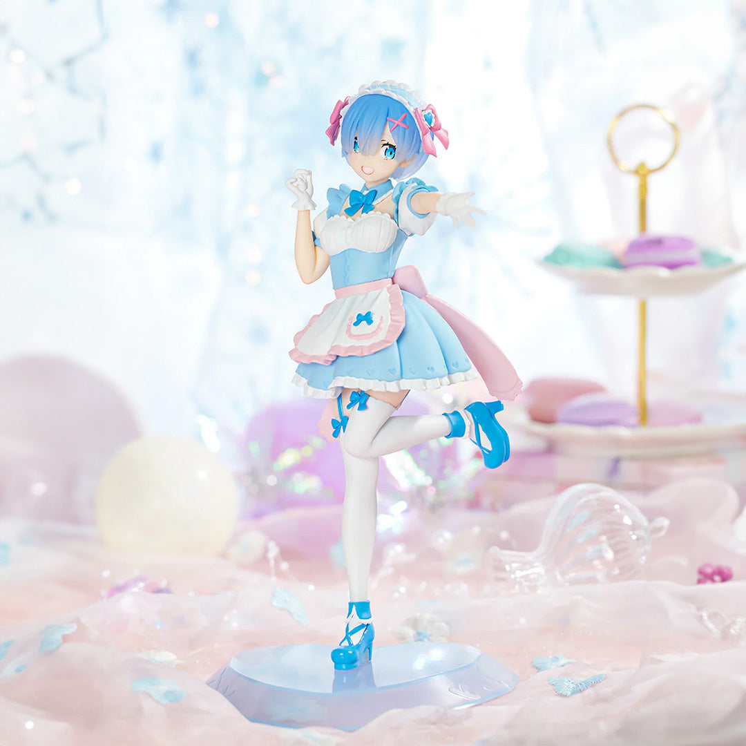 Vue 3/4 avant en plan d'ensemble de la figurine de Rem de Re:Zero - Starting Life in Another World effectuant un geste d'accueil.