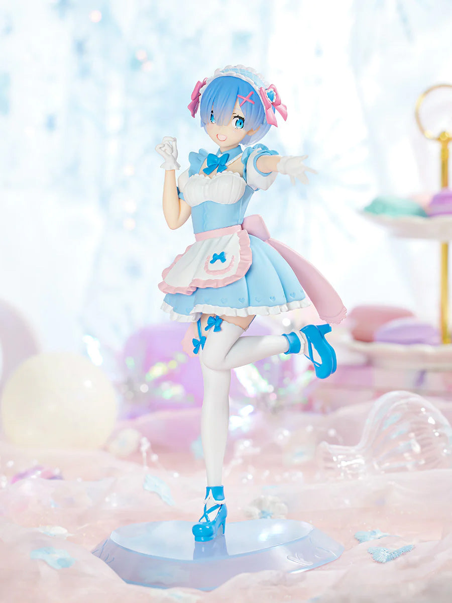 Vue 3/4 avant en plan d'ensemble de la figurine de Rem de Re:Zero - Starting Life in Another World effectuant un geste d'invitation.