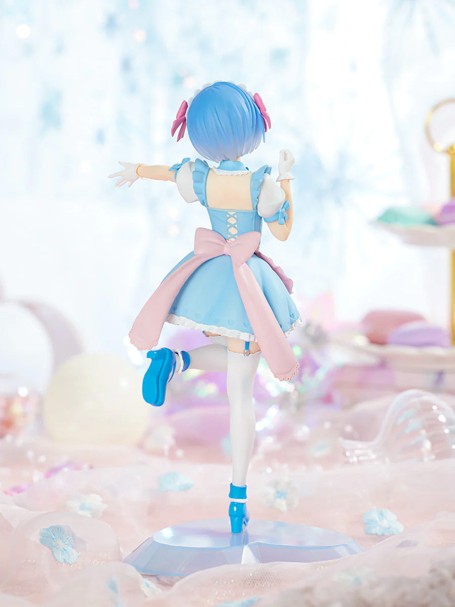 Vue 3/4 arrière en plan d'ensemble de la Tenitol de Rem de Re:Zero - Starting Life in Another World effectuant un mouvement ludique.