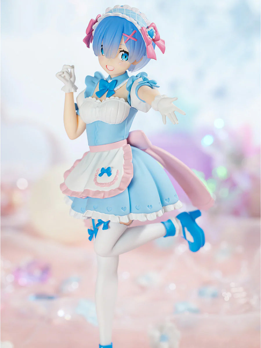 Vue 3/4 avant en plan d'ensemble de la figurine de Rem de Re:Zero - Starting Life in Another World dans une pose dynamique avec un bras tendu en avant.