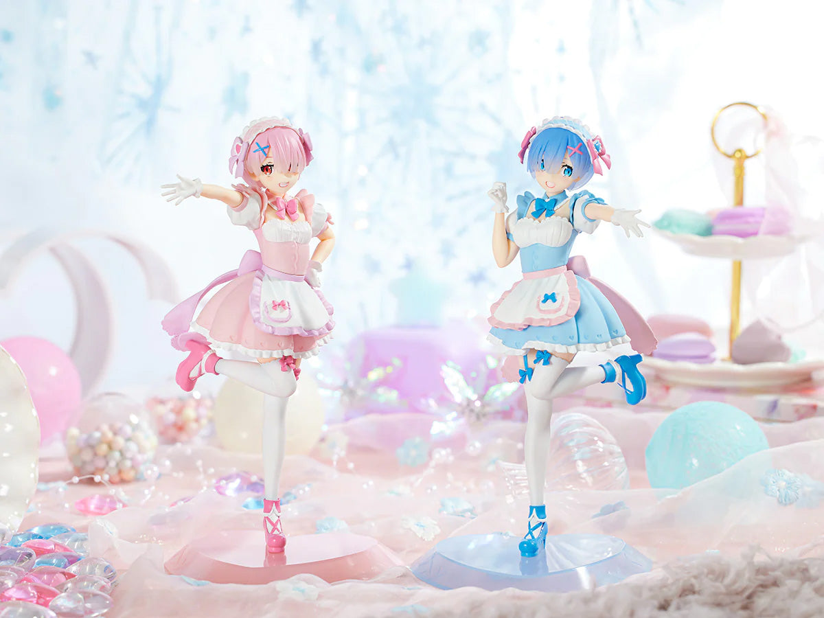 Vue de face en plan d'ensemble de la figurine de Rem de Re:Zero - Starting Life in Another World posant sur une jambe avec un bras tendu.