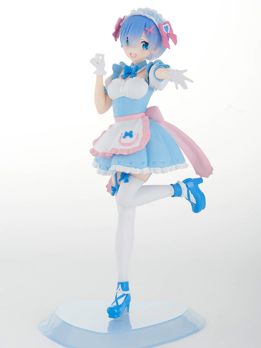 Vue 3/4 avant en plan d'ensemble de la figurine de Rem de Re:Zero - Starting Life in Another World faisant un geste d'approbation.