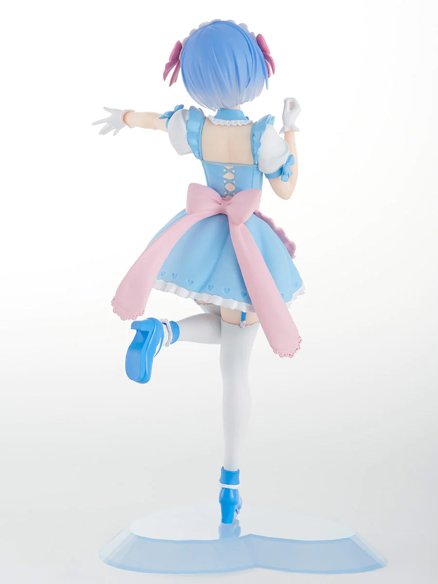 Vue 3/4 arrière en plan d'ensemble de la figurine de Rem de Re:Zero - Starting Life in Another World se tenant sur une jambe.