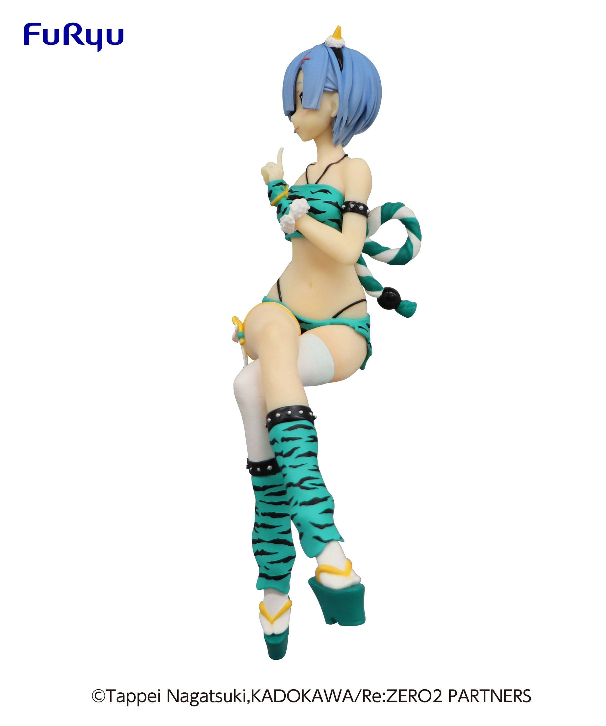 Vue latérale en plan d'ensemble de la figurine de Rem de Re:Zero - Starting Life in Another World assise avec le doigt levé.