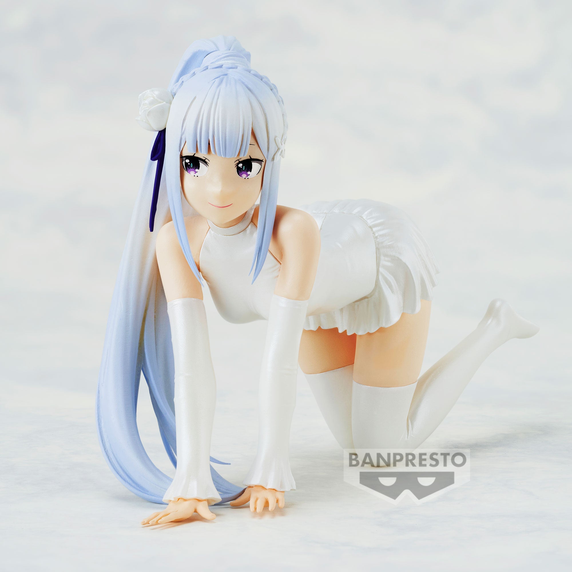 Vue latérale en plan d'ensemble de la figurine d'Emilia de Re:Zero - Starting Life in Another World à quatre pattes.
