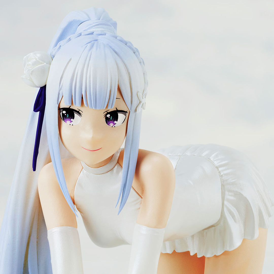 Plan médian en plan rapproché de la figurine Emilia Celestial Vivi de Re:Zero - Starting Life in Another World s'appuyant légèrement en avant.