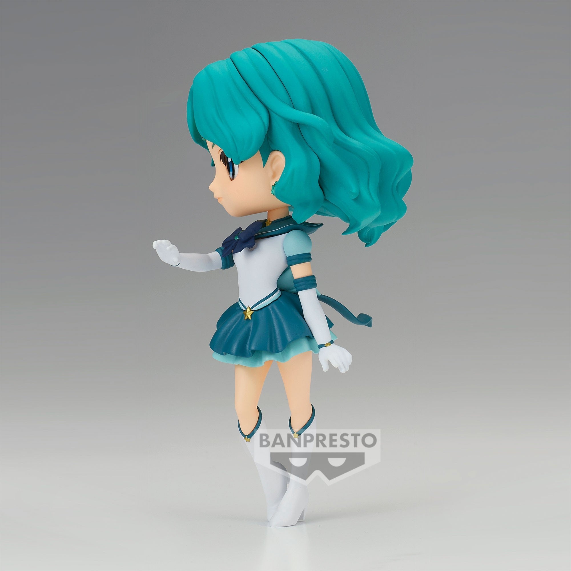 Vue latérale en plan serré de la figurine Sailor Neptune de Sailor Moon regardant vers la gauche.
