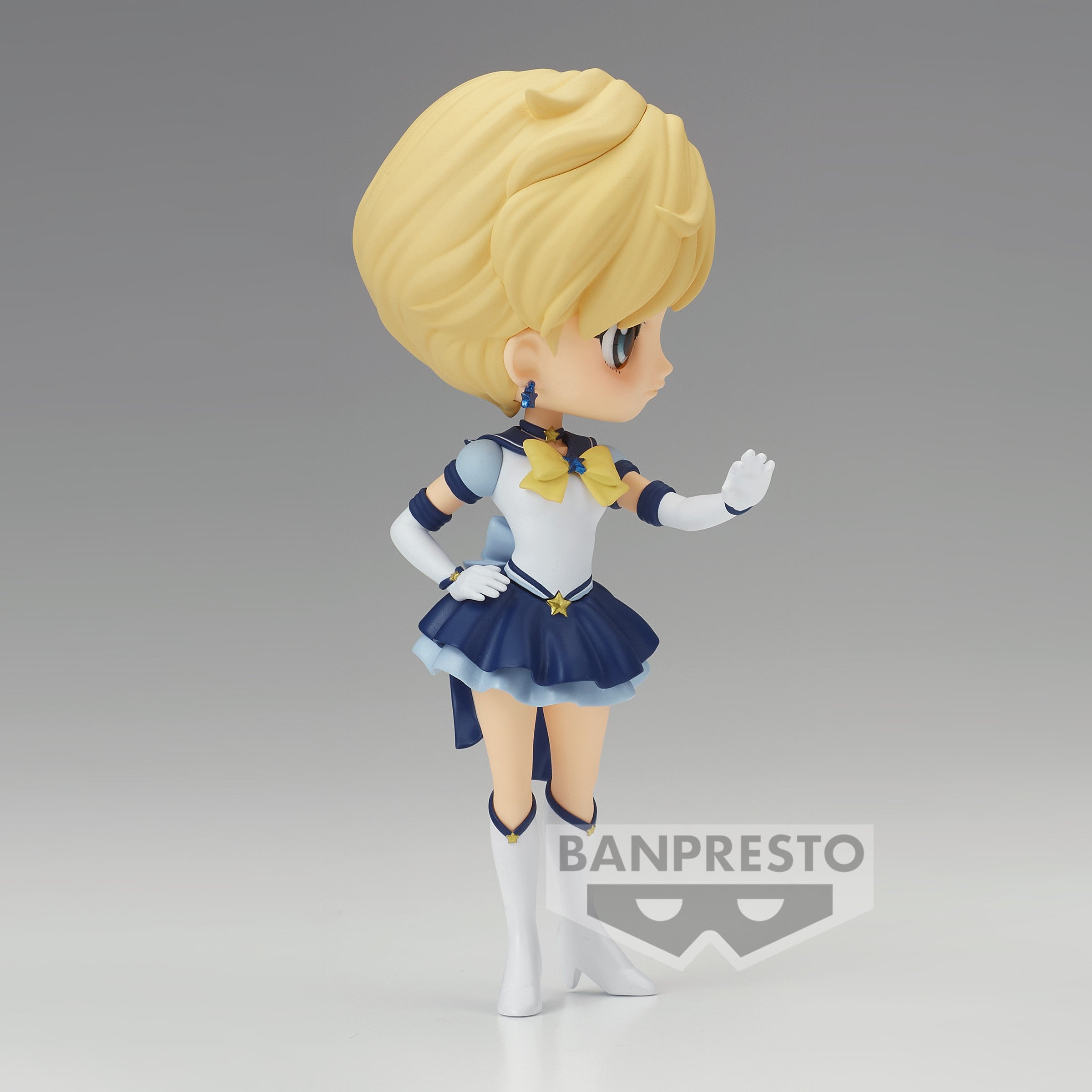 Vue latérale en plan serré de la figurine Q Posket Ver.A de Sailor Uranus de Sailor Moon Cosmos se tenant avec assurance.
