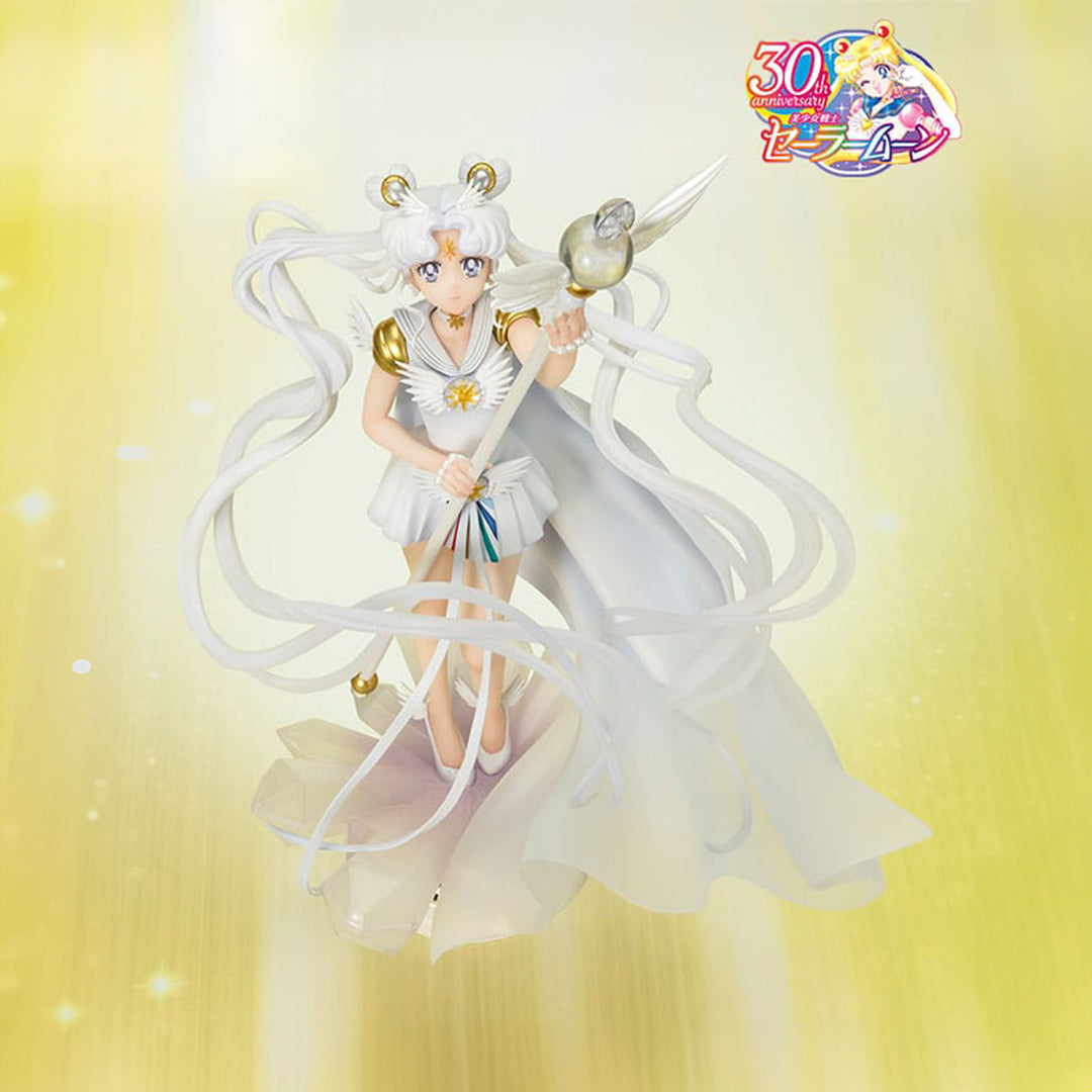 Vue 3/4 avant en plan d'ensemble de la Figuarts Zero de Sailor Moon tenant un sceptre.