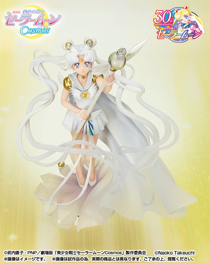 Vue de face en plan d'ensemble de la figurine de Sailor Moon tenant un bâton.