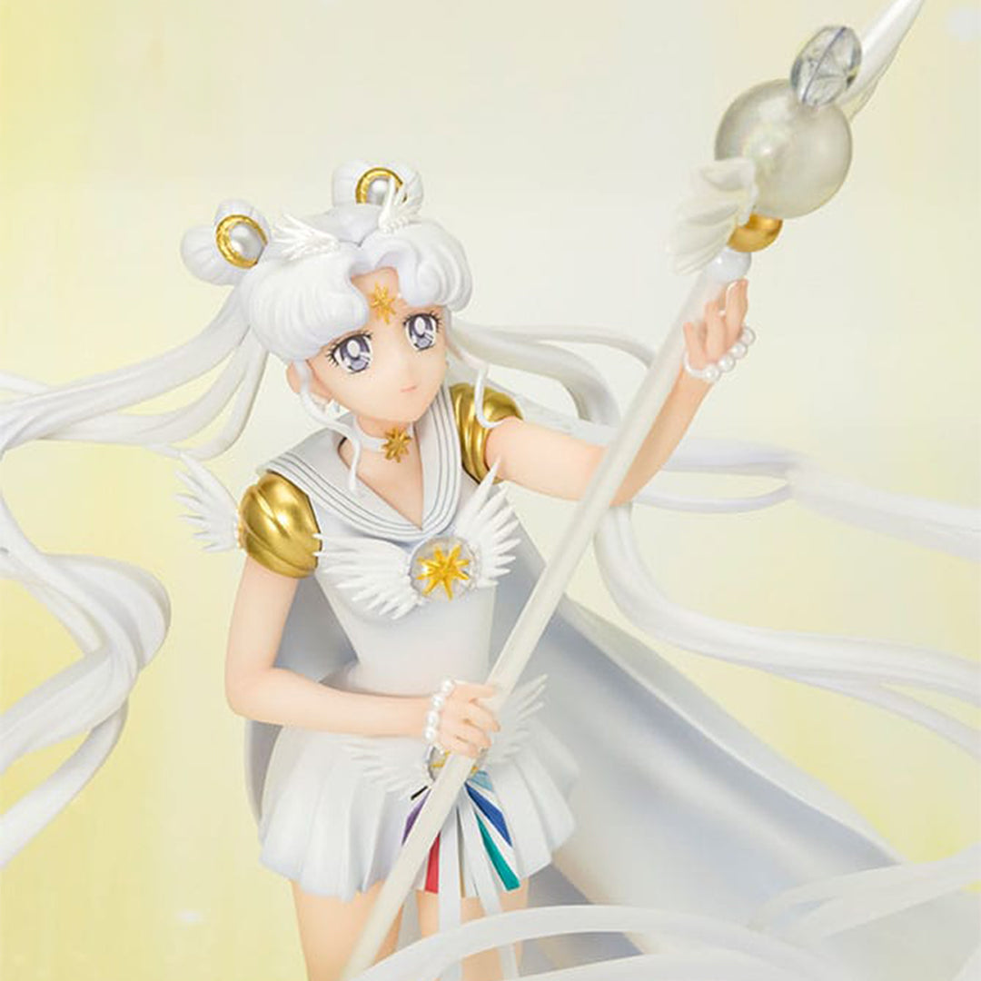 Vue 3/4 avant en plan moyen de la Figuarts Zero de Sailor Moon Cosmos tenant un bâton.