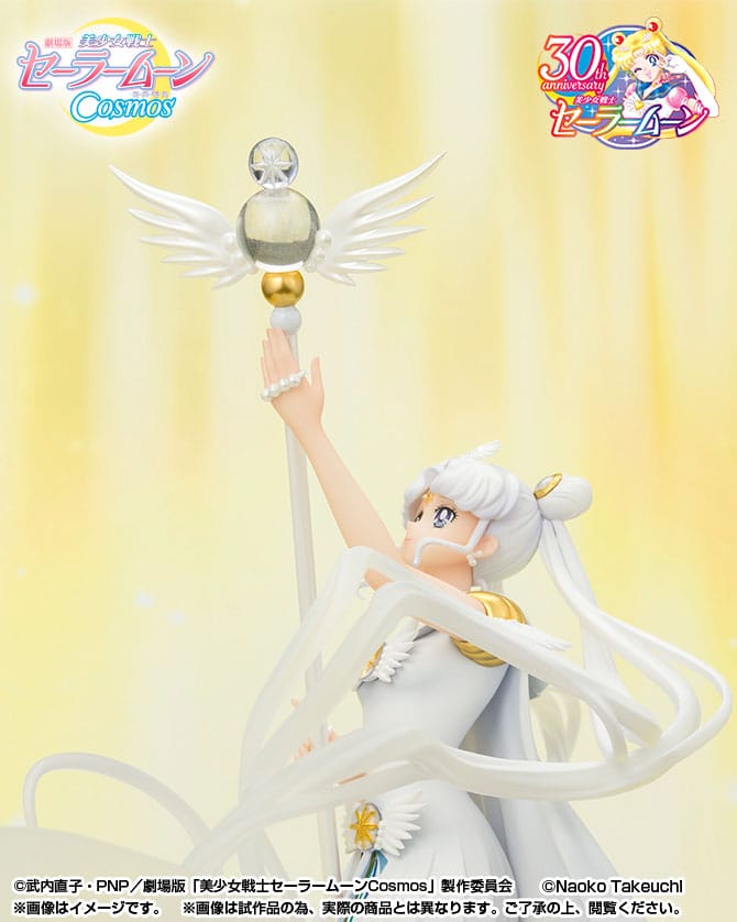 Vue 3/4 avant en plan rapproché de la Figuarts Zero de Sailor Moon exécutant un sort avec son bâton.