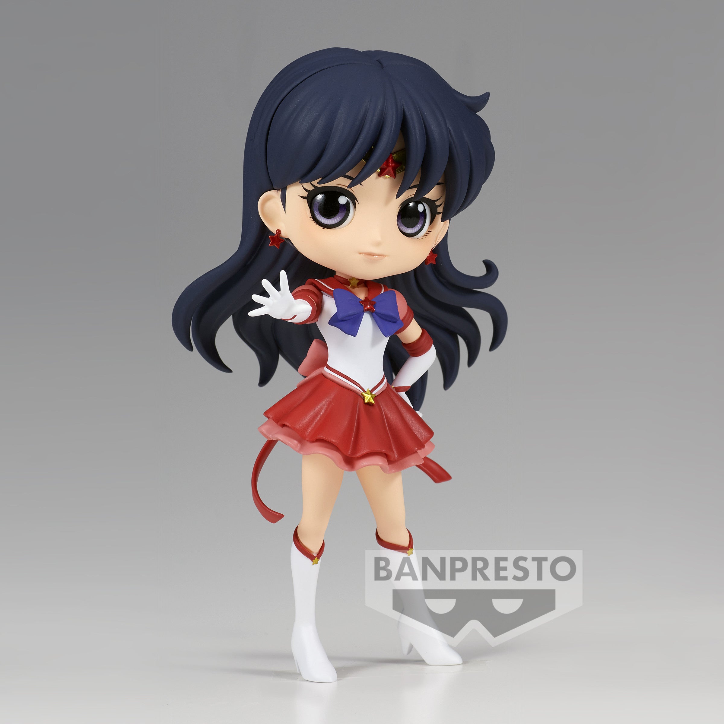 Vue 3/4 avant en plan d'ensemble de la figurine de Sailor Mars de Sailor Moon se tenant prête.