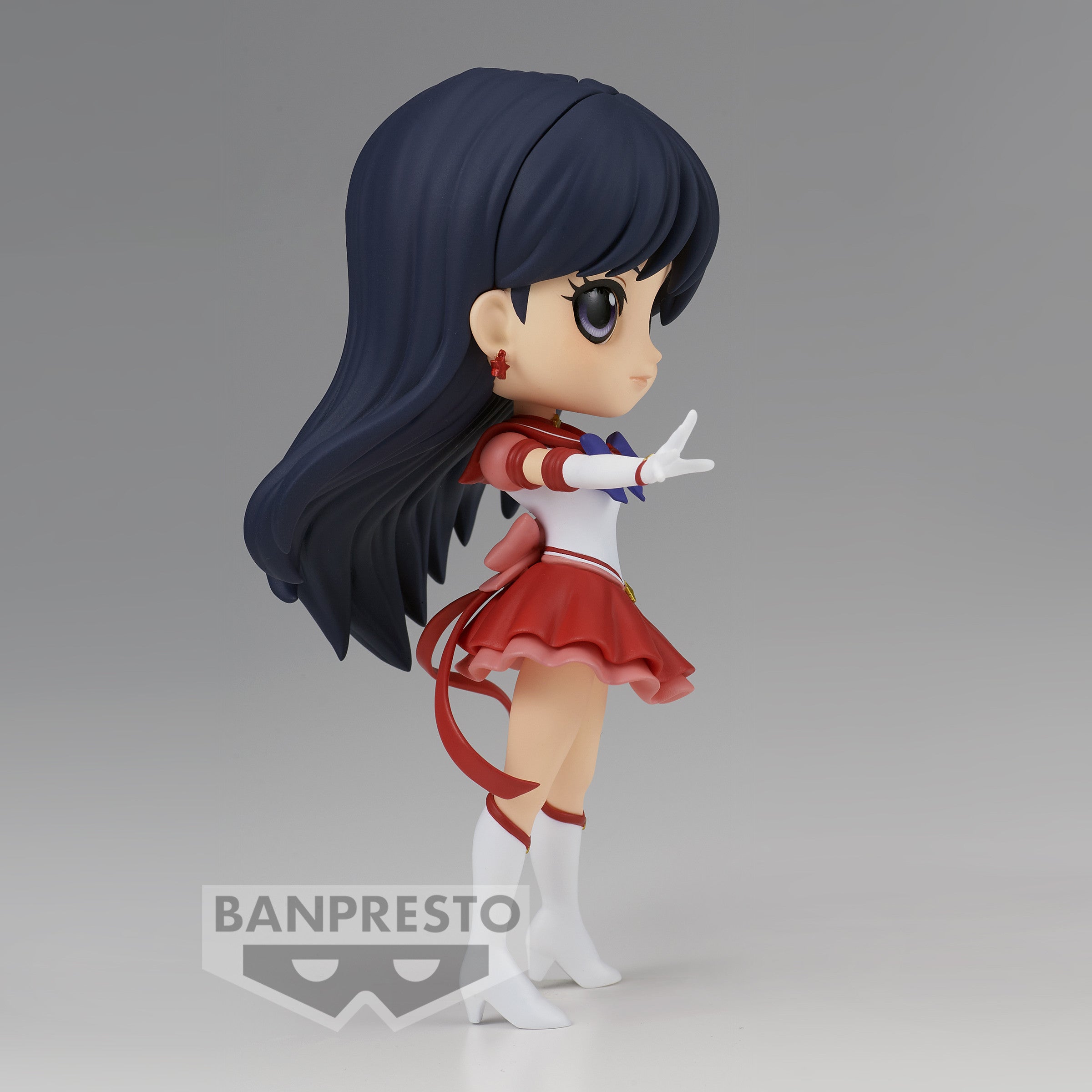 Vue latérale en plan d'ensemble de la figurine de Sailor Mars de Sailor Moon effectuant un geste de la main.