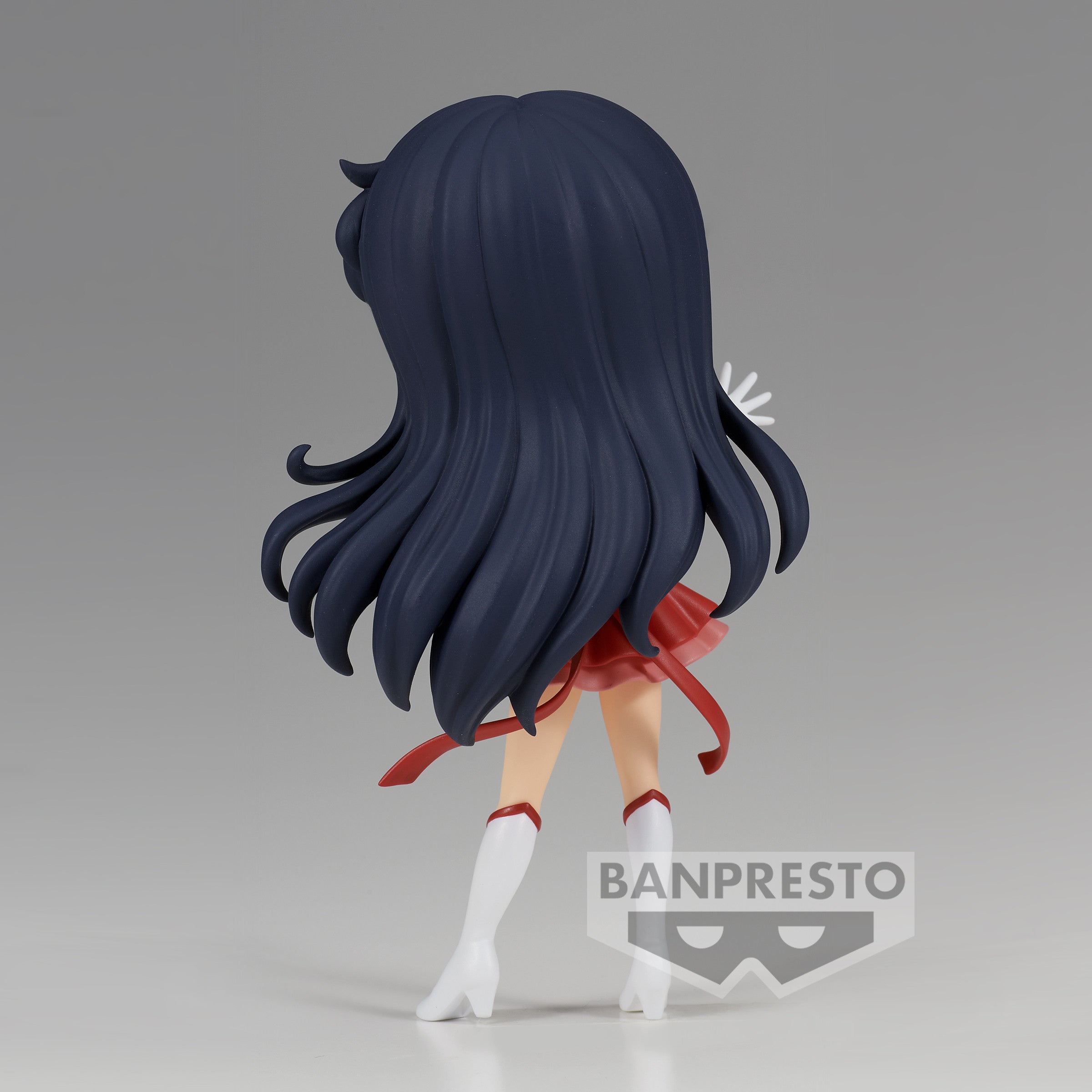 Vue arrière en plan d'ensemble de la figurine de Sailor Mars de Sailor Moon.