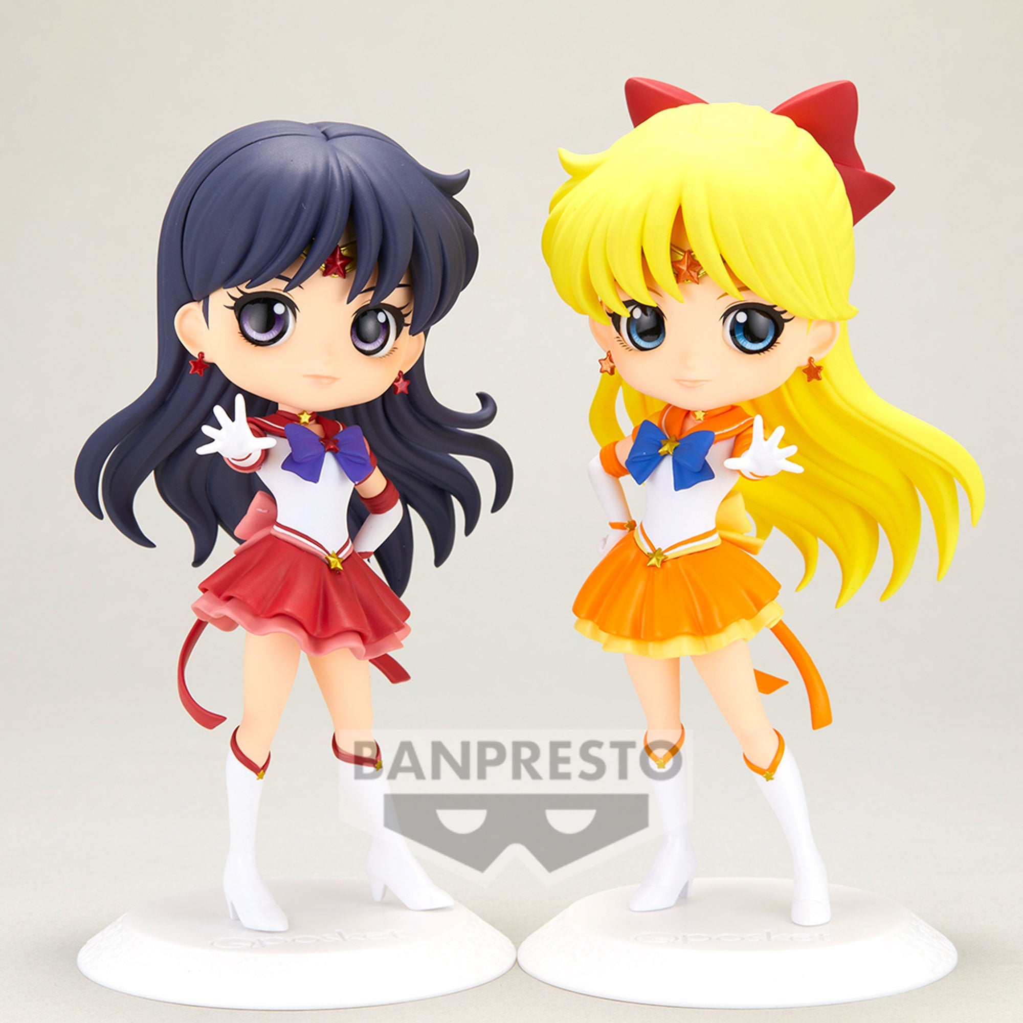 Vue 3/4 avant en plan d'ensemble des figurines de Sailor Mars de Sailor Moon Cosmos se tenant debout avec assurance.