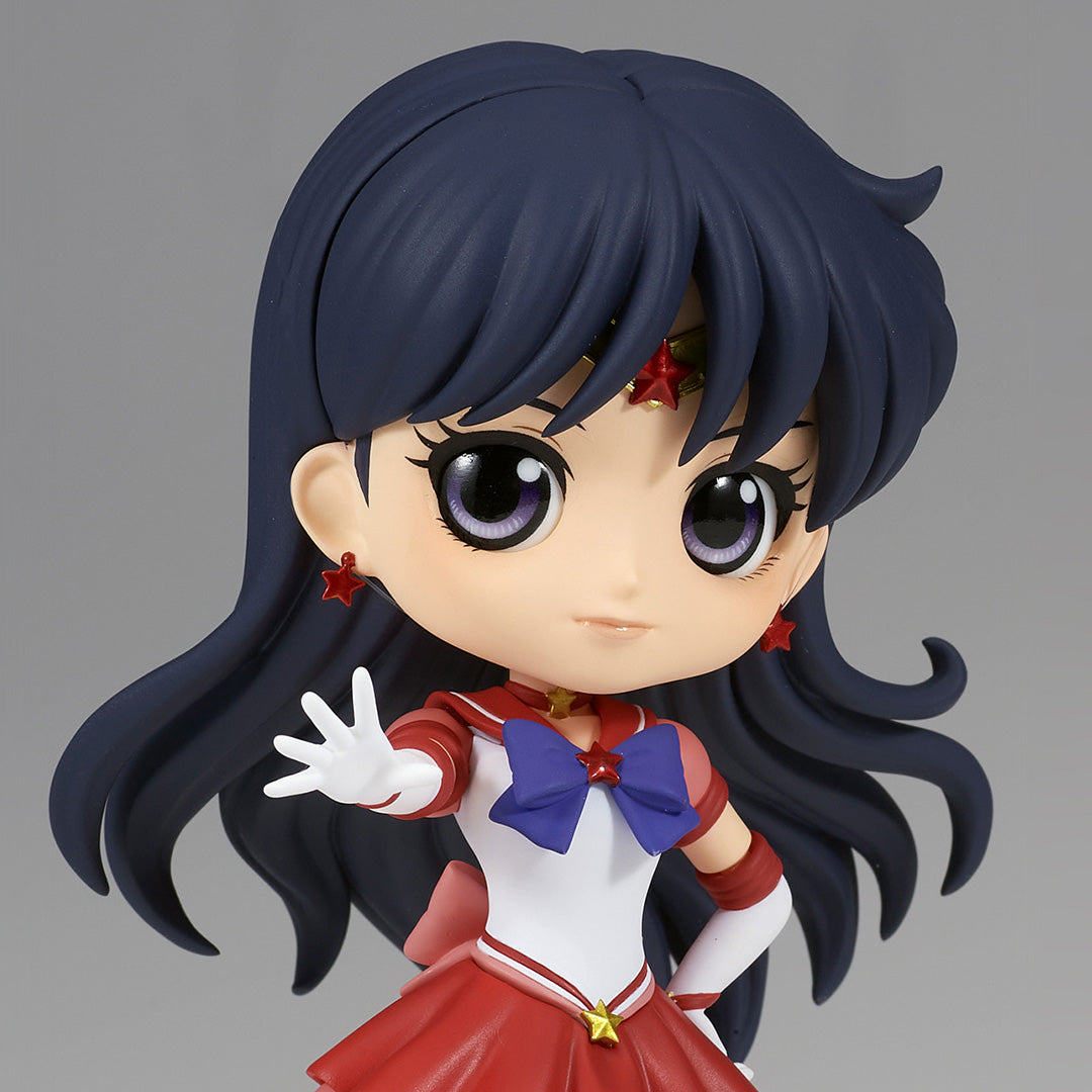 Vue 3/4 avant en plan moyen de la figurine de Sailor Mars de Sailor Moon effectuant un geste de commandement.