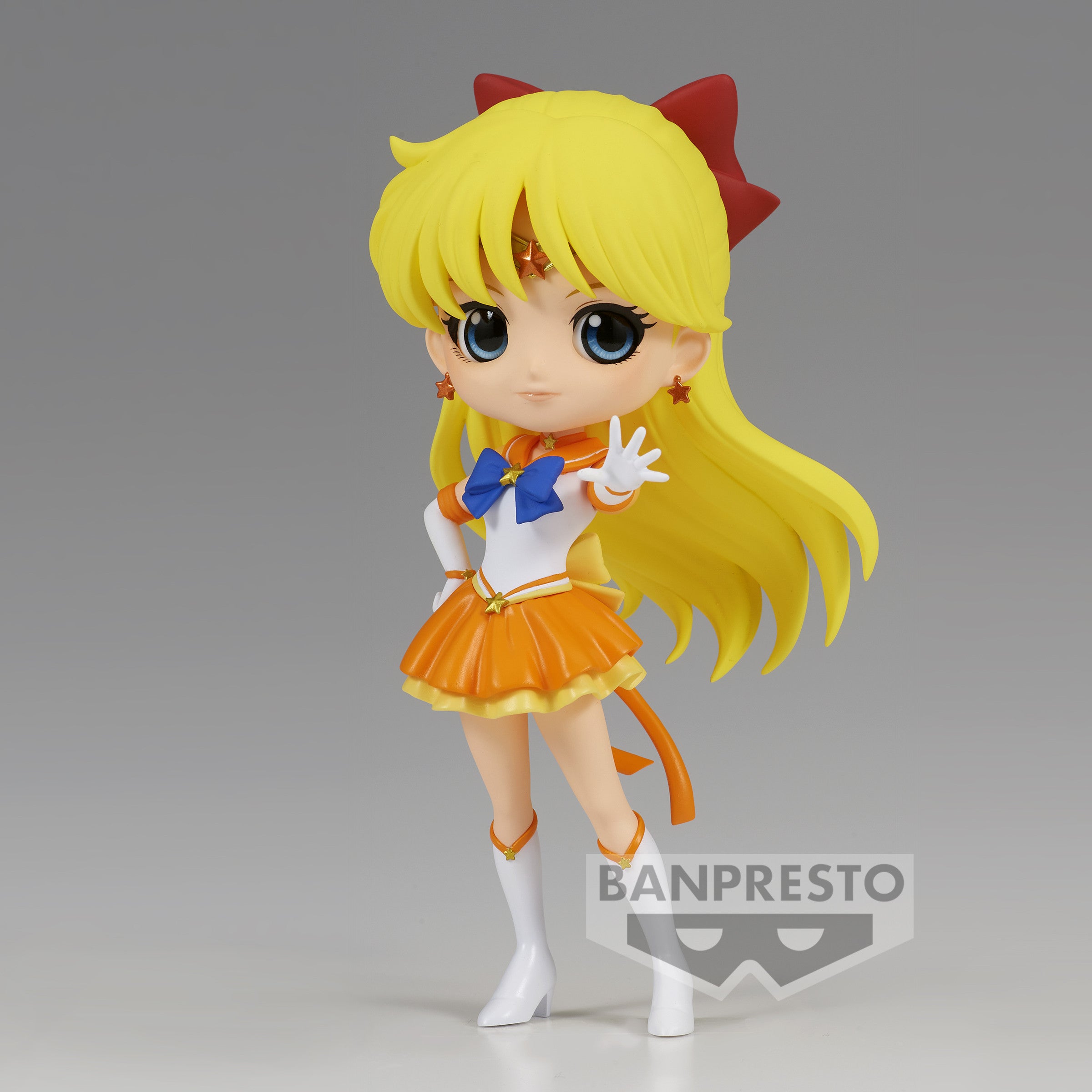 Vue 3/4 avant en plan d'ensemble de la Figure de Sailor Venus de Sailor Moon avec la main tendue en avant.