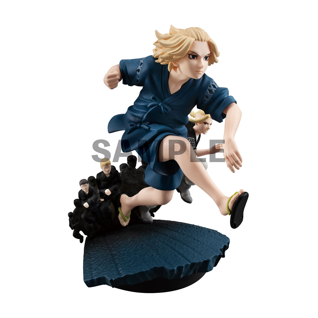 Vue 3/4 de face à mi-distance de la figurine de Tokyo Revengers en kimono bleu, en posture dynamique, sans boîte.