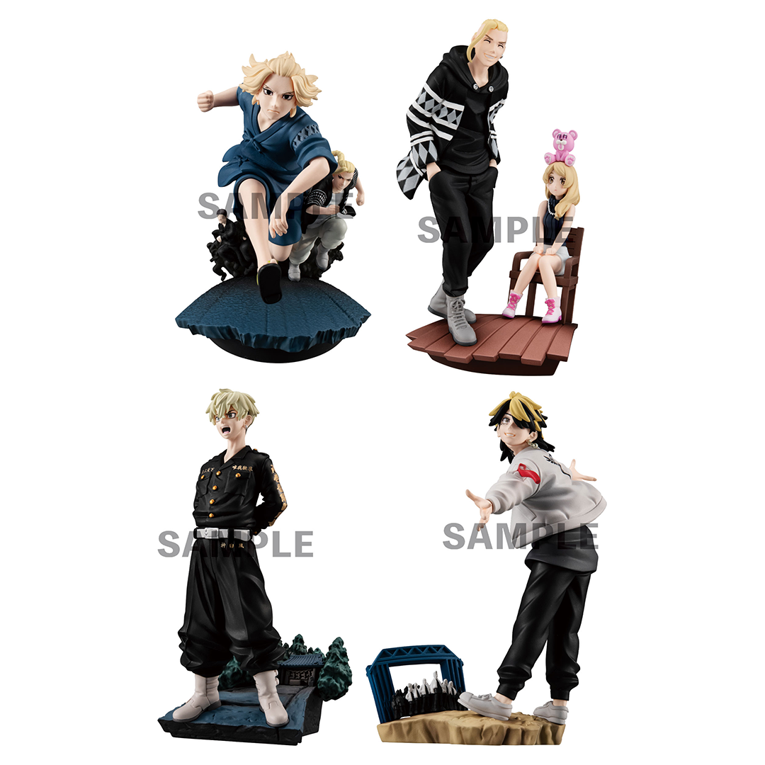 Vue 3/4 de face à mi-distance des figurines de Tokyo Revengers en tenues variées, avec un petit personnage rose sur la tête.