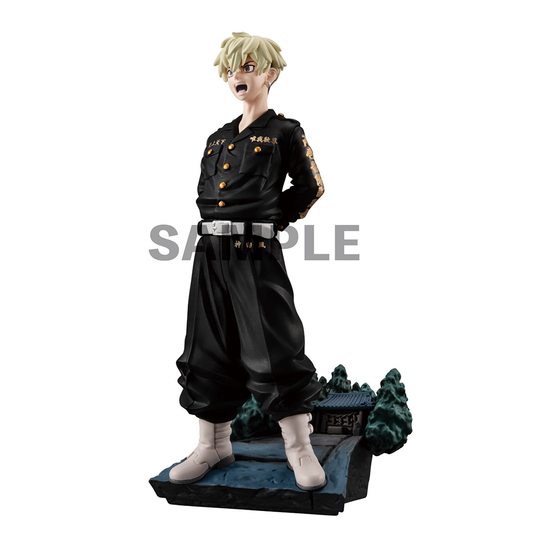Vue 3/4 de face à mi-distance de la figurine d'un membre de Toman de Tokyo Revengers en uniforme noir, sans accessoires.