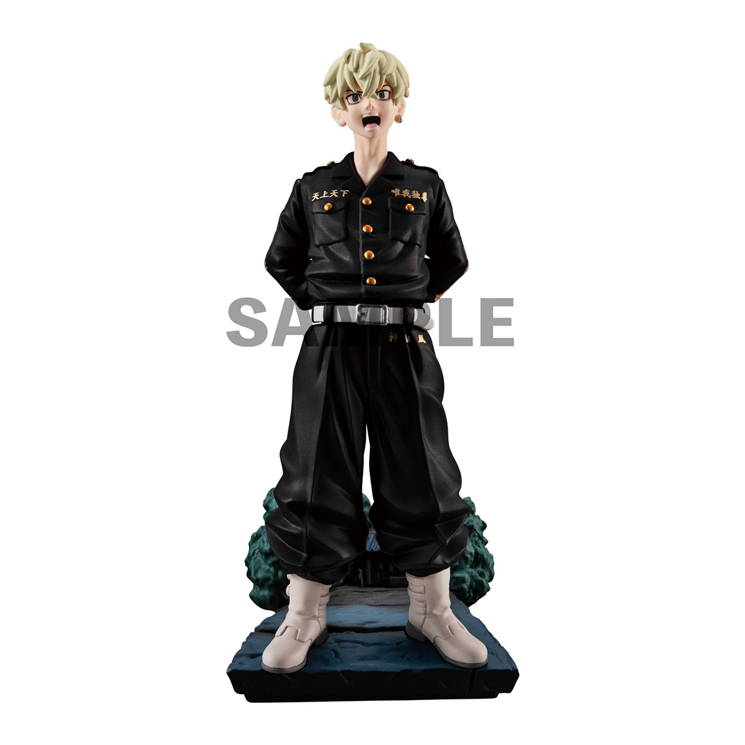 Vue de face en plan plein de la figurine de Toman de Tokyo Revengers en uniforme noir, avec des boutons dorés.
