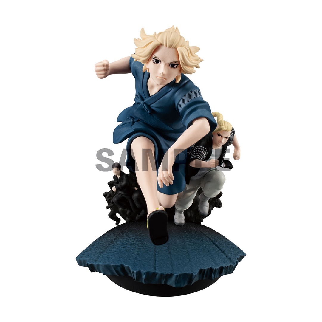 Vue dynamique en plan rapproché de la figurine de Tokyo Revengers en tenue bleue, en posture de course, avec expression déterminée.