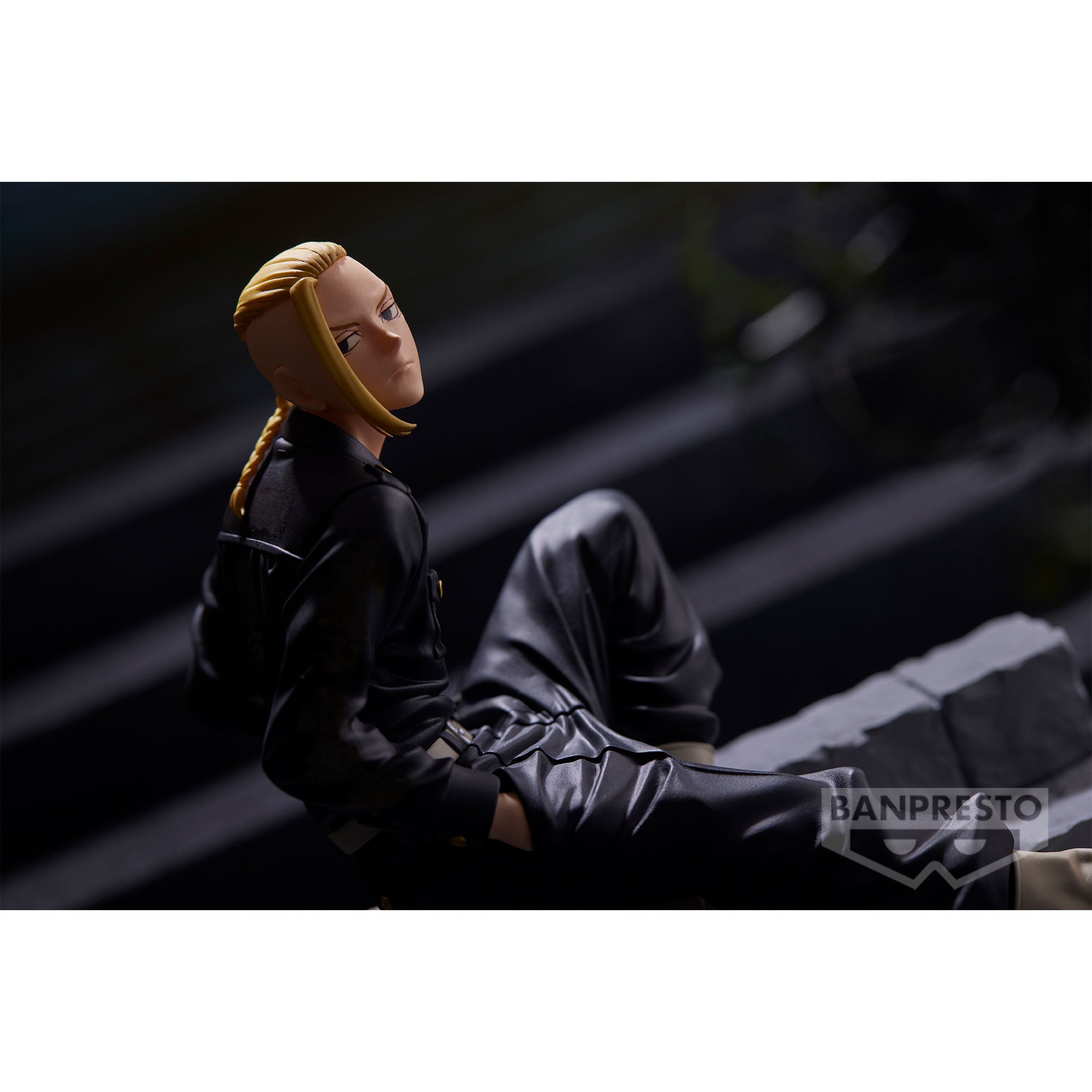 Vue 3/4 de dos à mi-distance de la figurine de Ken Ryuguji de Tokyo Revengers en uniforme noir, sans accessoires visibles.