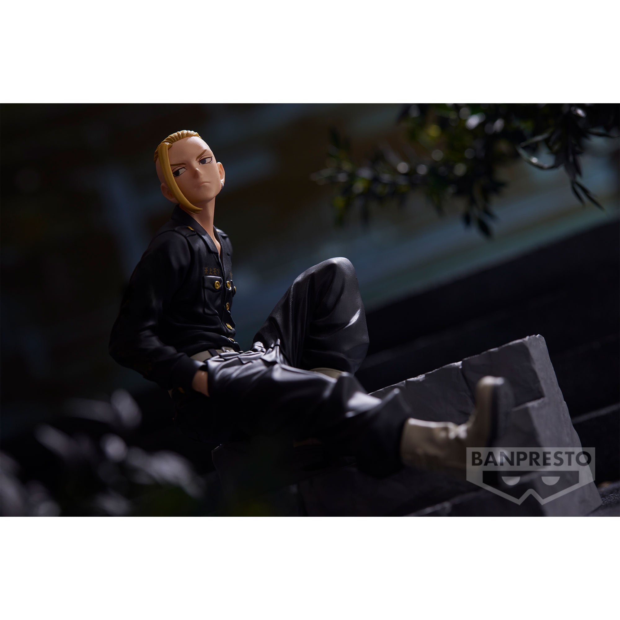 Vue 3/4 de face à mi-distance de la figurine de Draken de Tokyo Revengers en uniforme noir avec boutons dorés, sans accessoires.