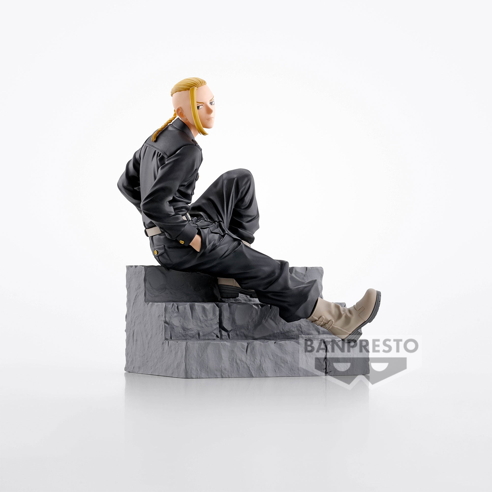 Vue de profil à mi-distance de la figurine de Draken de Tokyo Revengers en bomber noir, avec une main dans la poche.