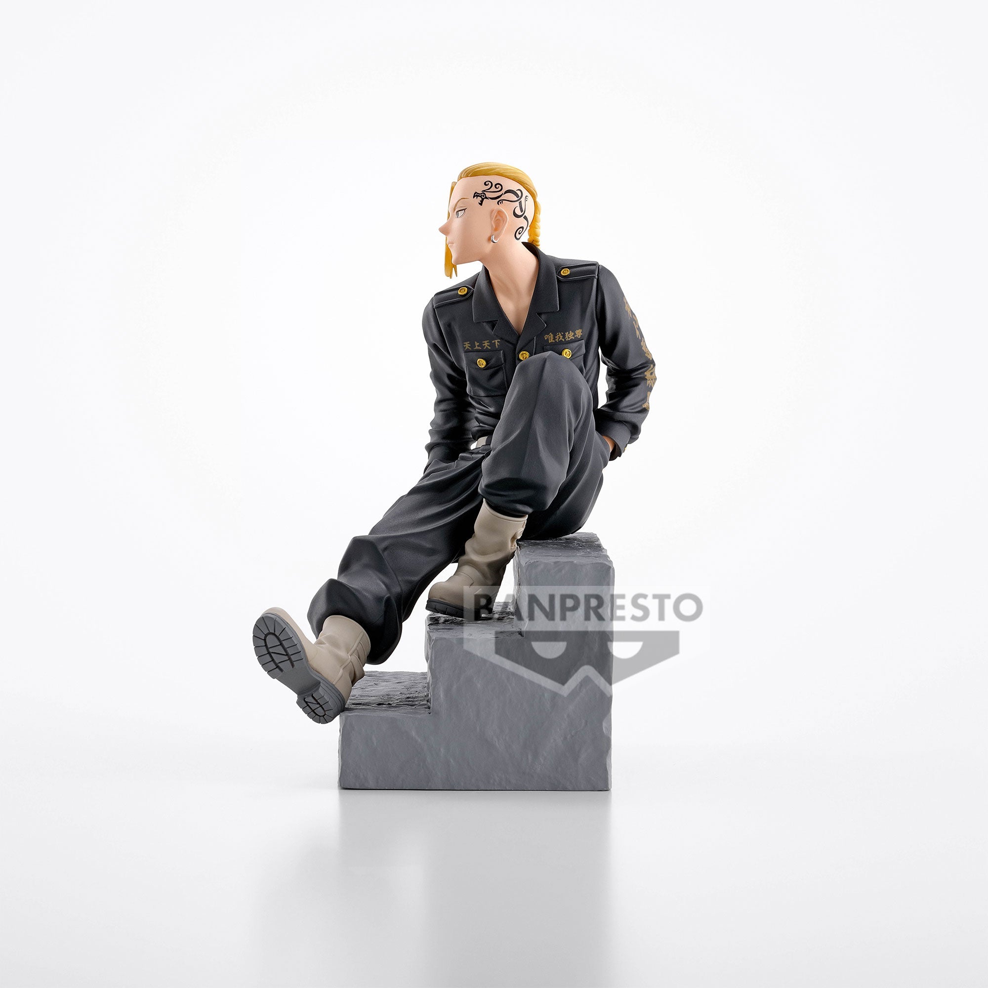 Vue 3/4 à mi-distance de la figurine de Draken de Tokyo Revengers en uniforme militaire, sans accessoires, sur fond blanc.