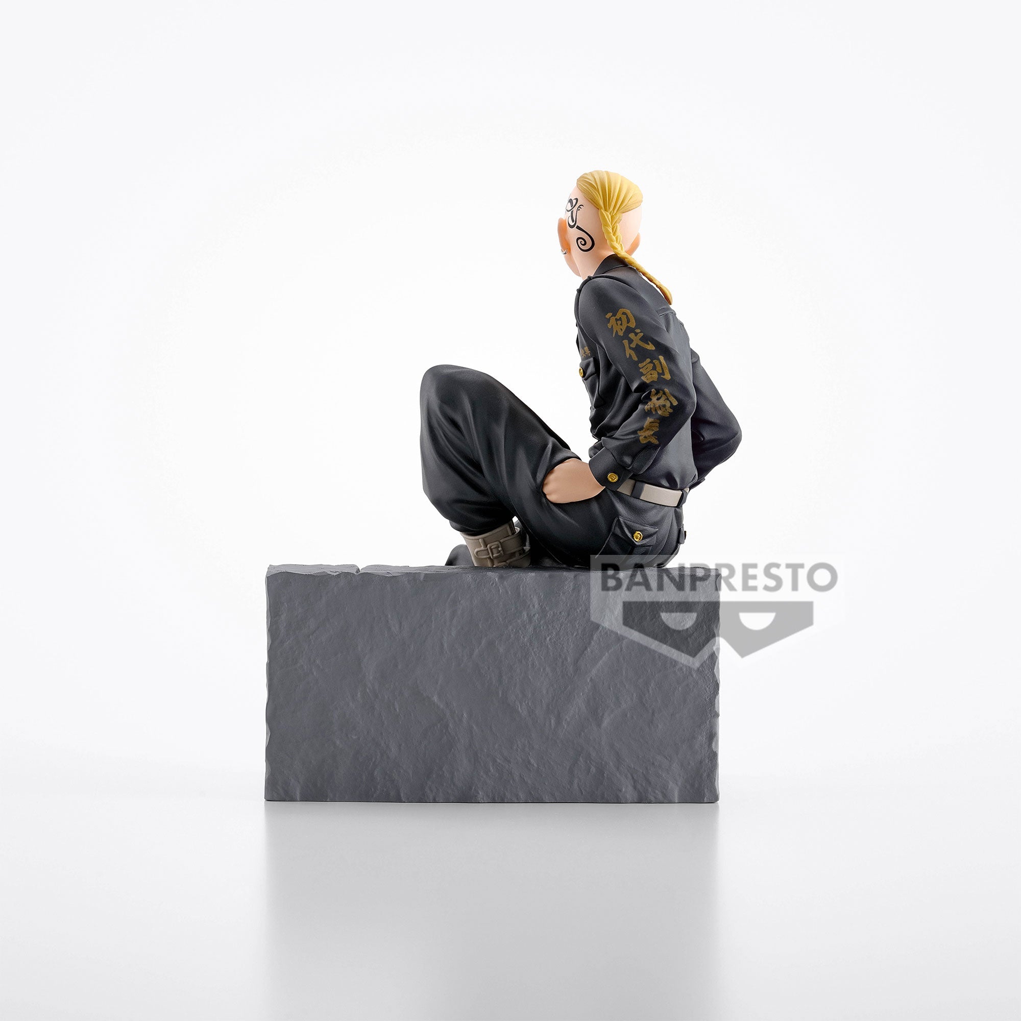 Vue de profil en plan rapproché moyen de la figurine de Draken de Tokyo Revengers en uniforme noir avec détails dorés.