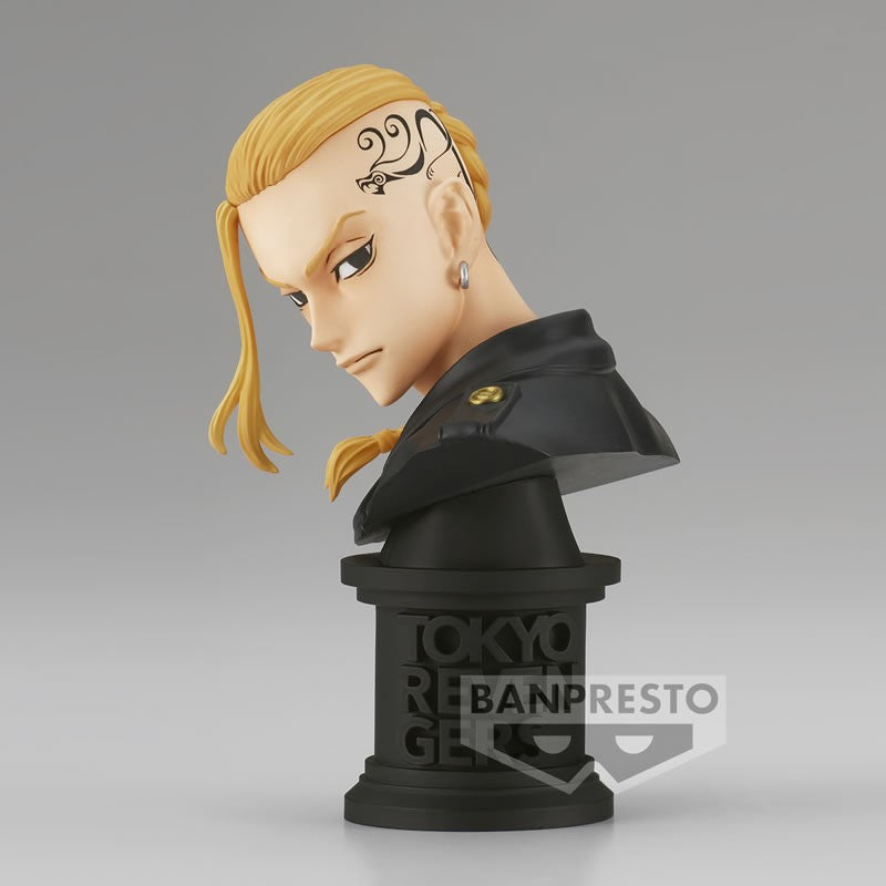 Vue de profil en plan rapproché de la figurine de Ken Ryuguji (Draken) de Tokyo Revengers en veste noire, avec un tatouage et une boucle d'oreille.