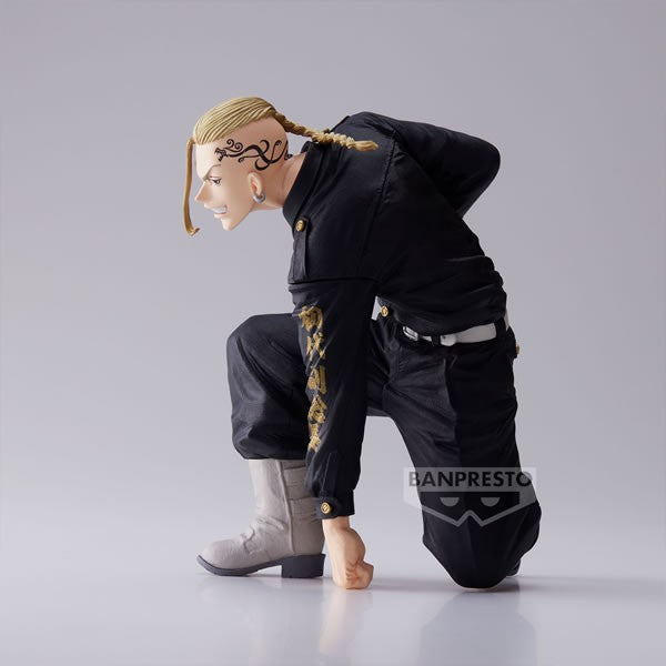 Vue 3/4 de face à mi-distance de la figurine de Ken Ryuguji (Draken) de Tokyo Revengers en veste noire avec détails dorés, dans une boîte.