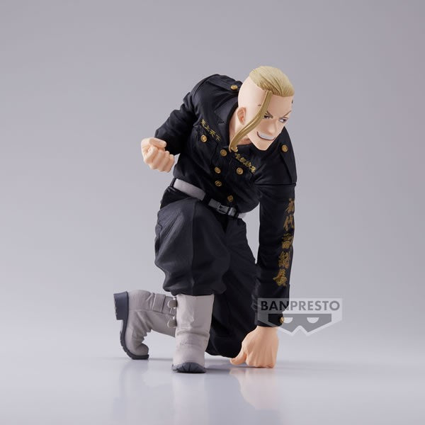 Vue 3/4 de face à mi-distance de la figurine de Ken Ryuguji de Tokyo Revengers en veste noire avec motifs dorés.