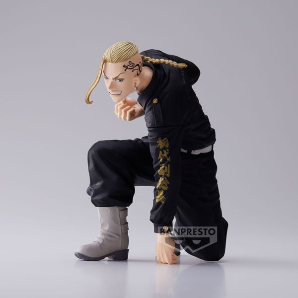 Vue 3/4 de face à mi-distance de la figurine de Ken Ryuguji (Draken) de Tokyo Revengers en survêtement noir, avec des détails dorés.